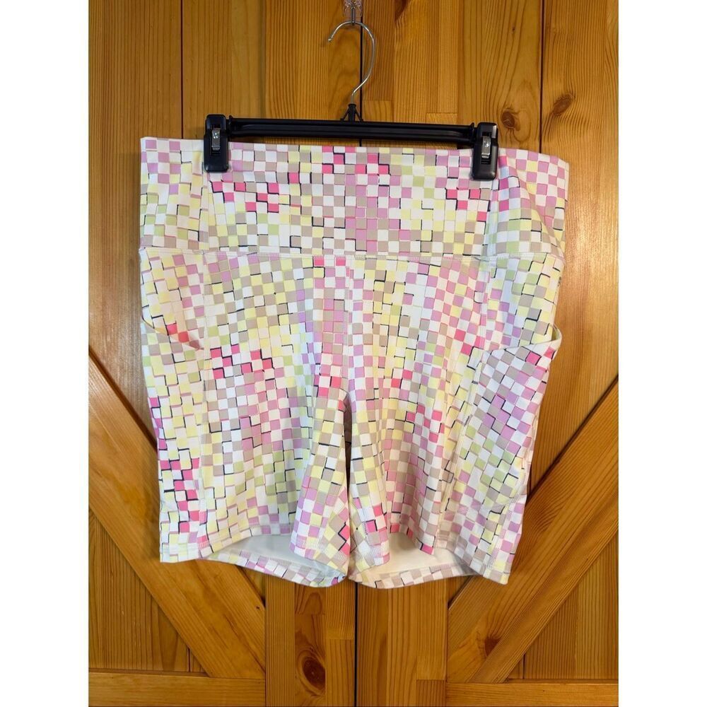 Fabletics Women’s High-Waisted Biker Shorts Size XL Pastel Geometric Print (7902